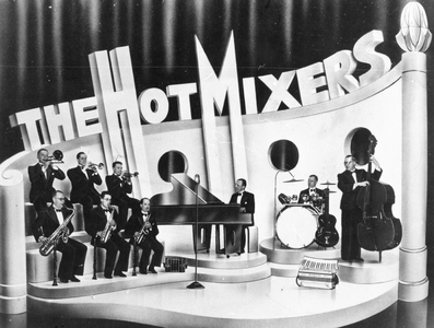 501218 Afbeelding van het dans- en showorkest The Hot Mixers uit Utrecht, onder leiding van Nic van Oostrum (achter de ...